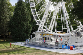 Au parc Kinnekswiss, il est possible de monter dans la grande roue pour une vue en hauteur sur Luxembourg. (Photo: Romain Gamba / Maison Moderne)