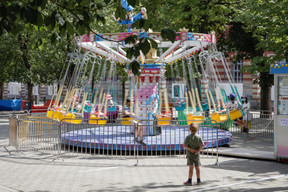 Sur la place Auguste Laurent, l’attraction des chaises volantes a été installée. (Photo: Romain Gamba / Maison Moderne)