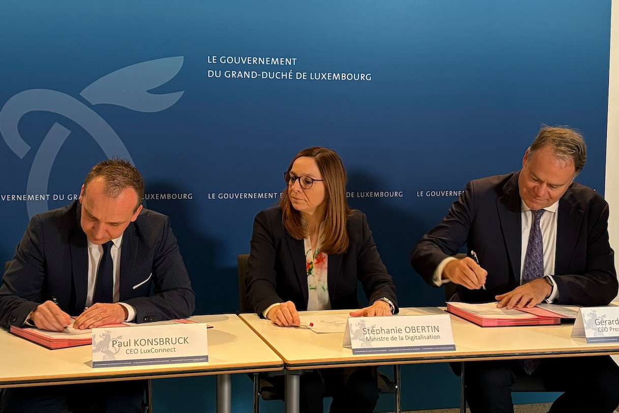 Luxconnect CEO Paul Konsbruck, digitalisation minister Stéphanie Obertin (DP) and Proximus Luxembourg CEO Gérard Hoffmann at the signing of the contract between the state and Clarence, 23 January 2025. Photo: Maison Moderne