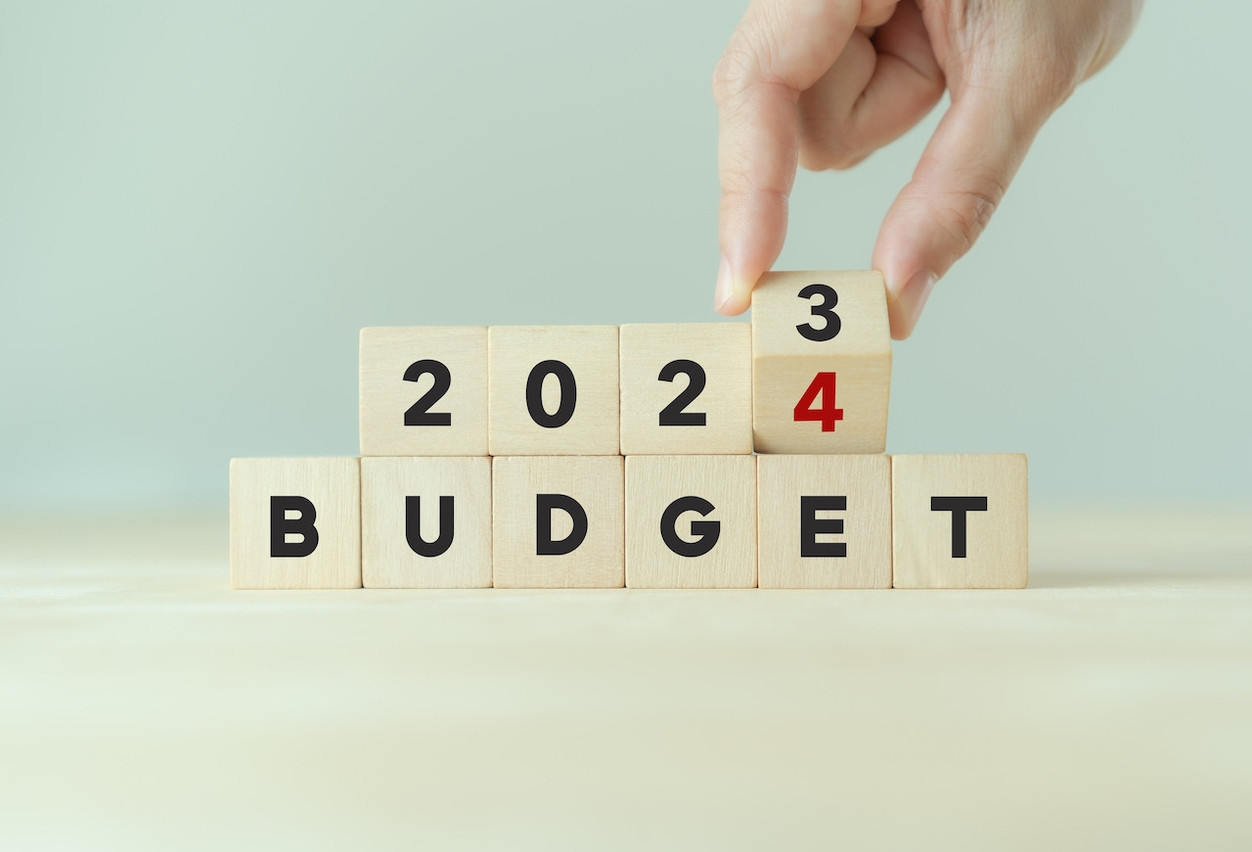 The deficit for the 2023 financial year reached €706 million, as of 30 September 2023. Photos: Shutterstock