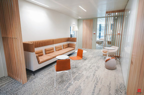 Between the offices, there are informal meeting areas. Photo: Fabrice Perrousse