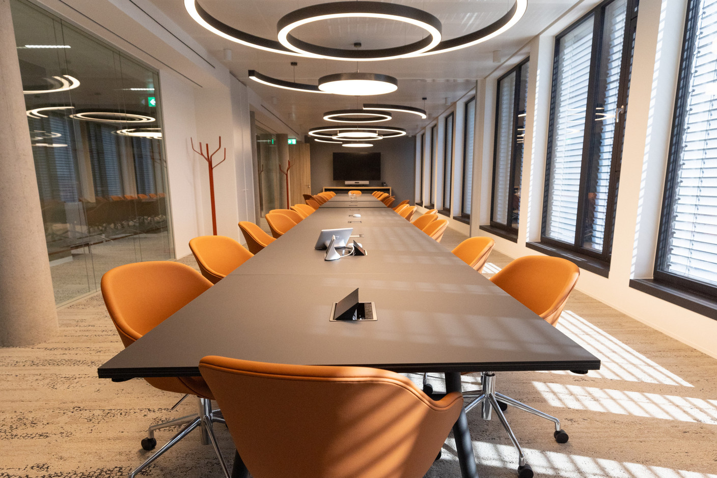 On the first floor there is a large meeting room, which can be divided into two if needed. Photo: Guy Wolff/Maison Moderne