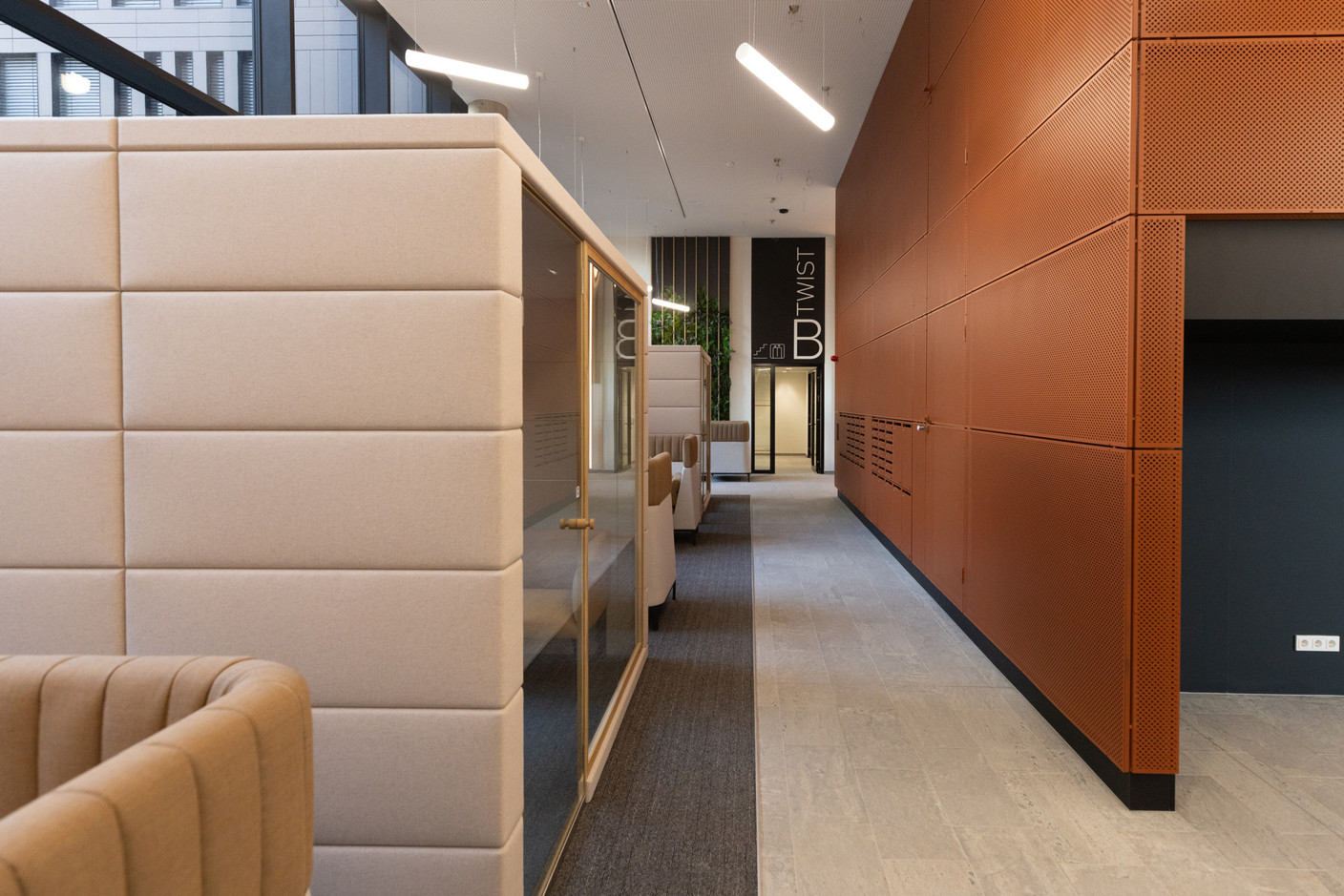 On the left are enclosed lounges for discreet conversations. Photo: Guy Wolff/Maison Moderne