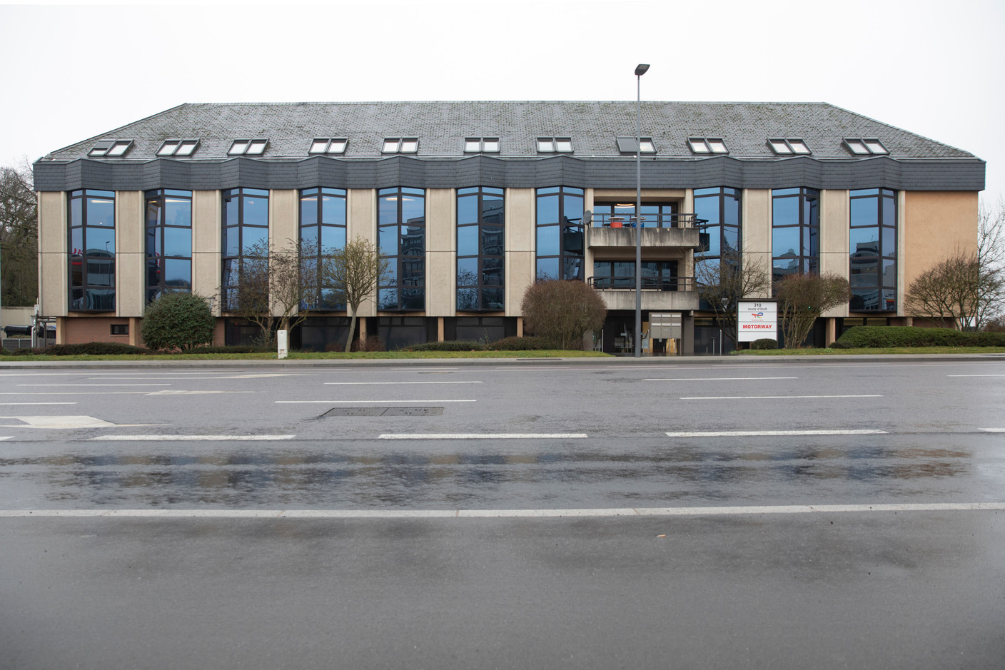 Le 310 route d'Esch à Luxembourg abrite actuellement les bureaux de TotalEnergies. (Photo: Guy Wolff/Maison Moderne)