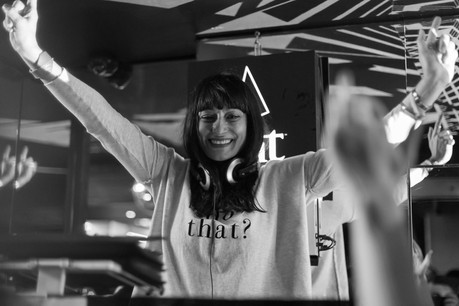 Stéphanie Laplane le jour, Steffou la nuit: le plein de bons plans à la clé! (Photo: Fred Wolf / Fred Photography)
