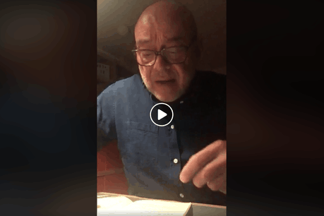 Steve Karier en «Live aus der Stuff». (Illustration: Live aus der Stuff / Capture d'écran)