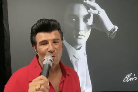 Steven Pitman a repris depuis chez lui les plus grands titres du King comme «Good luck charm», «Devil in disguise». (Photo: Capture d’écran/Facebook)