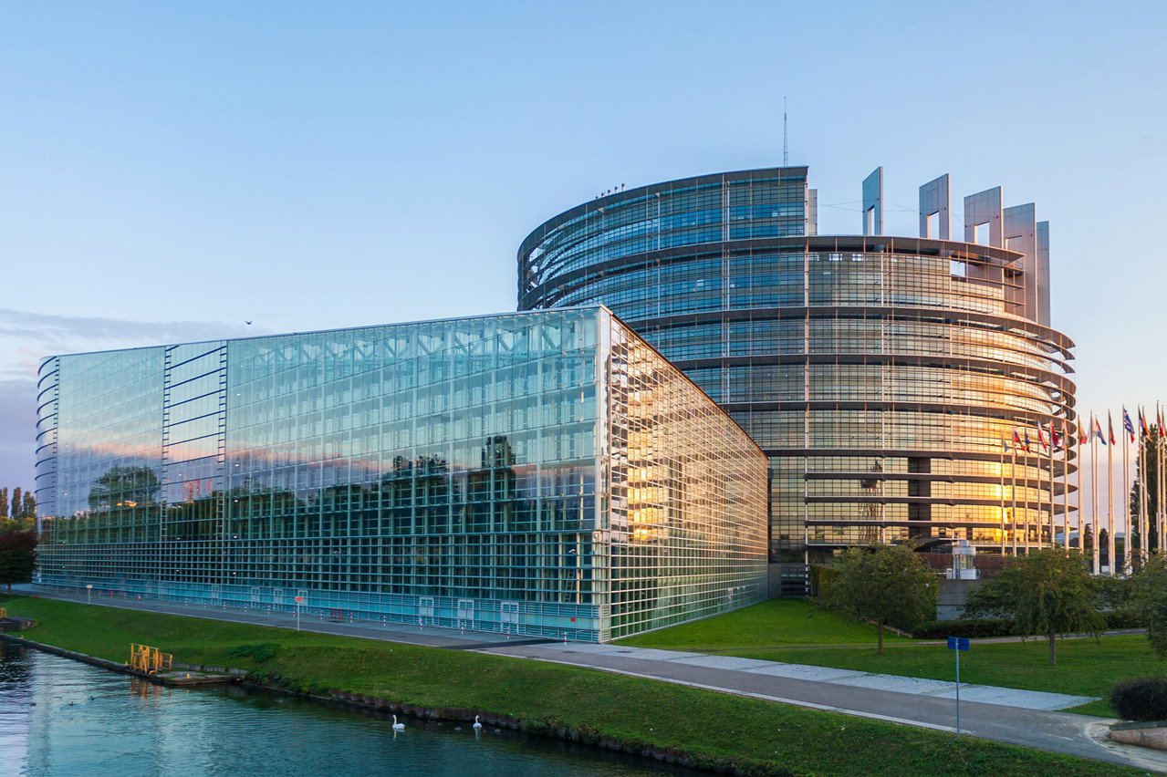 Les sessions plénières du Parlement européen doivent se tenir à Strasbourg, selon le traité de Maastricht, même si les «imprévisibilités inhérentes à la procédure budgétaire» peuvent conduire les eurodéputés à voter à Bruxelles, estime la CJUE. (Photo: Shutterstock)