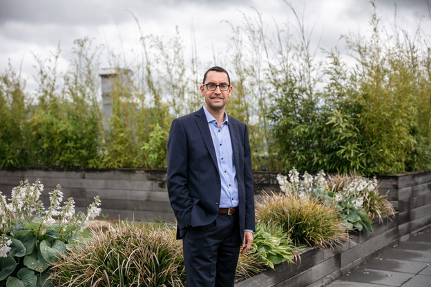 Yves Cheret, responsable des services de fonds au Luxembourg chez CSC Global Financial Markets, photographié sur le toit-terrasse de l’immeuble «The Station» à Strassen. (Photo: Romain Gamba/Maison Moderne)