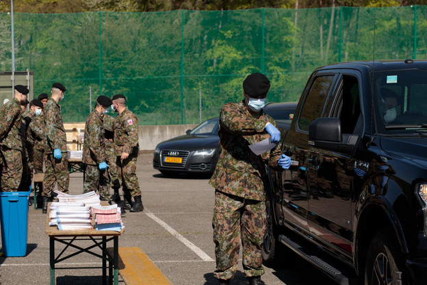 C’est l’armée qui a été chargée de distribuer les masques aux frontaliers à partir de ce lundi. (Photo: Matic Zorman/Maison Moderne)