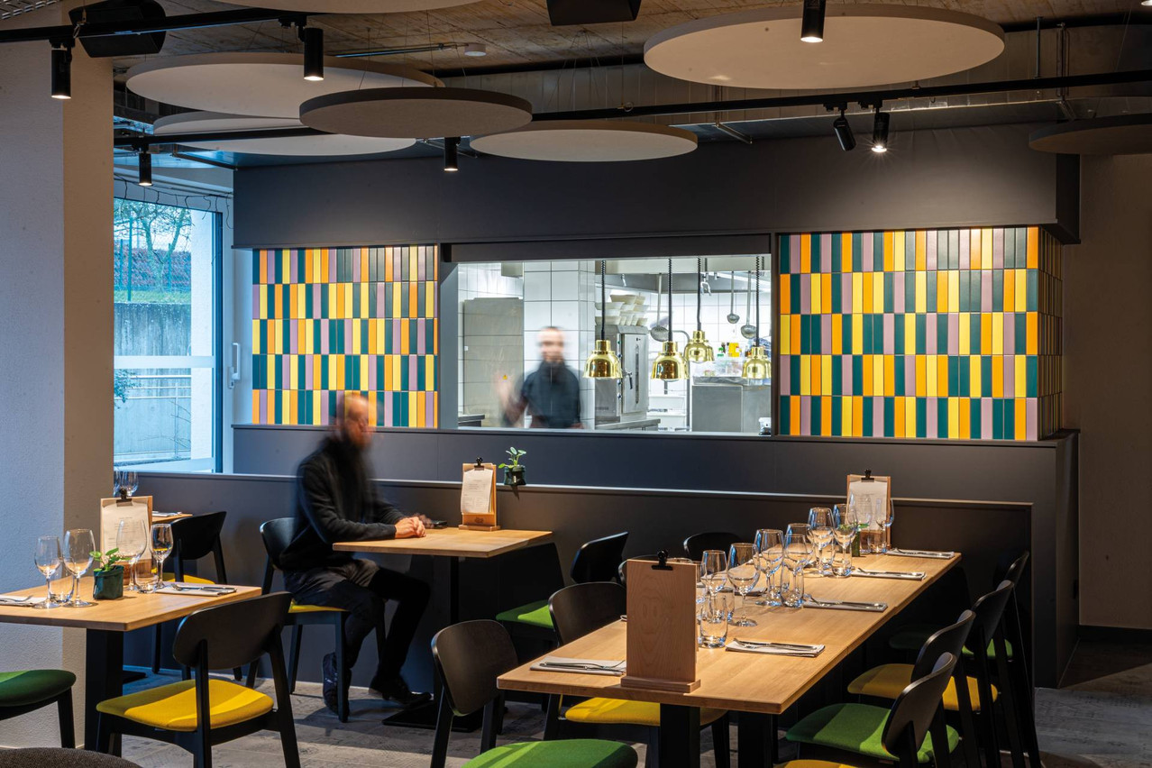 La salle du restaurant du Struwweltëntert a vue sur les cuisines ouvertes. (Photo: Belvedere Architecture)