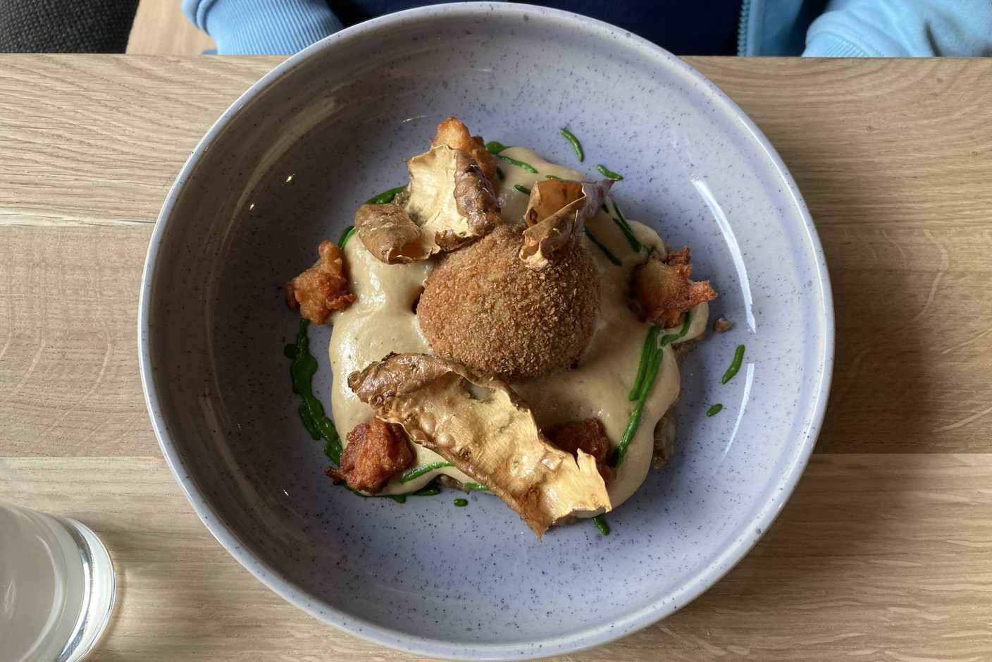 En entrée, ce Scotch Egg est délicatement posé sur un ragoût de cèpes, cresson et topinambour. (Photo: Céline Coubray)