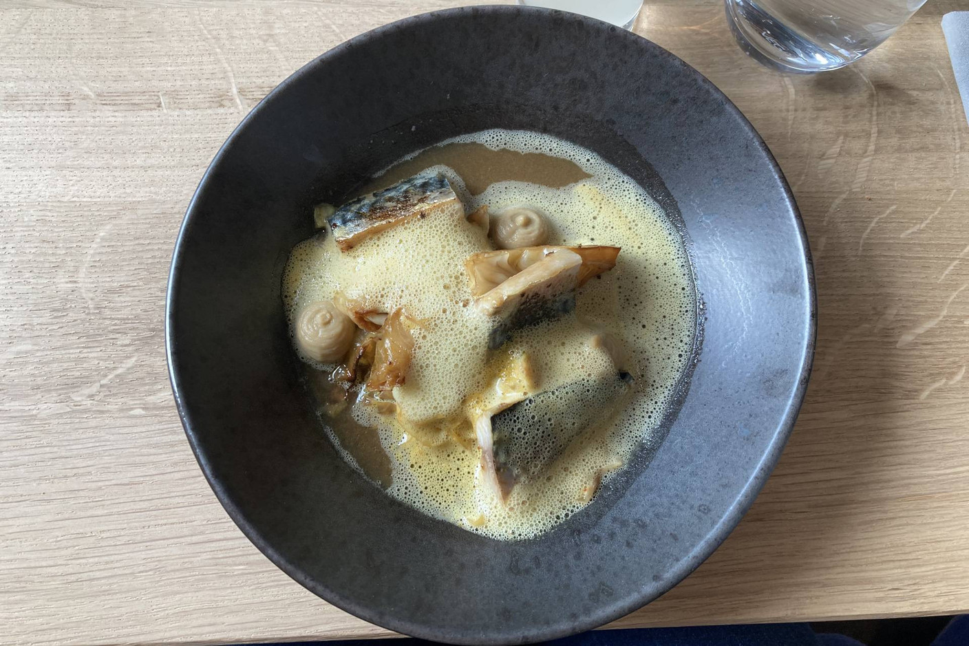 Filets de maquereaux dans une nage savoureuse. (Photo: Céline Coubray)