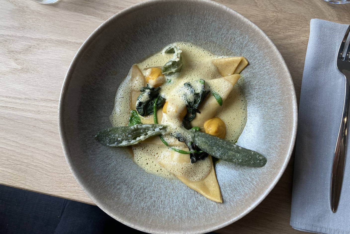 Triangoli di Zucca, avec crème de courge, coco, noisette, noix de cajou et sauge. (Photo: Céline Coubray)