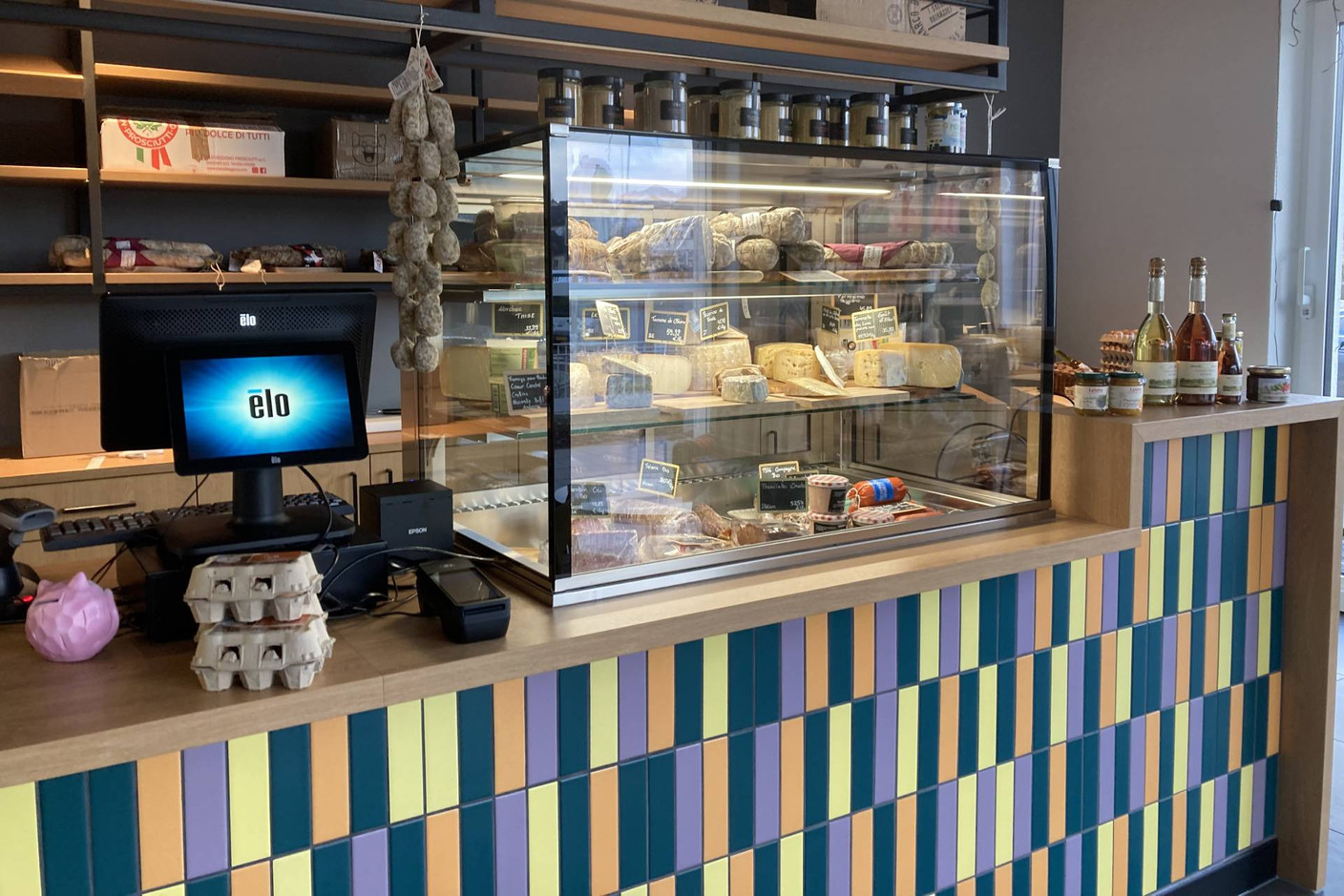 De la charcuterie et des fromages sont aussi proposés à la découpe. (Photo: Céline Coubray)
