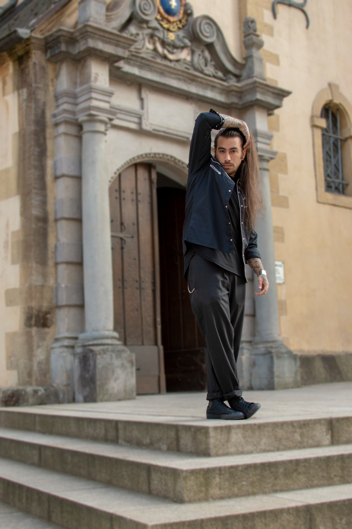 Pour Leonardo Black, porter du noir n’est pas une fin en soi, mais permet des combinai­sons à la fois pointues et faciles à porter. (Photo: Geoffrey Masure)