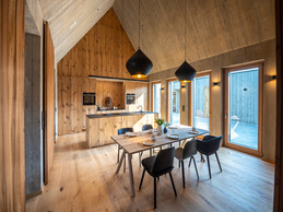 	Le bois est plus présent dans l’espace cuisine/salle à manger. (Photo: Chris Schuff)