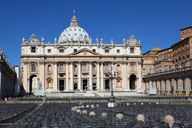 Les églises (ici, la cathédrale Saint-Pierre à Rome) vont pouvoir rouvrir en Italie. (Photo: Shutterstock)