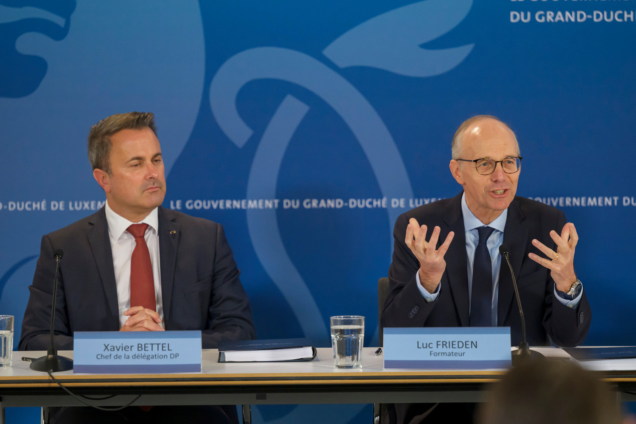 Le formateur, Luc Frieden, et les deux chefs de délégation, Xavier Bettel et Claude Wiseler, ont signé l’accord de coalition avant de préciser son contenu. (Photo: Jean-Christophe Verhaegen/SIP)