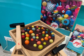 Chocolate “marbles” are embedded in a chocolate pizza that you smash with a hammer to break into smaller pieces. Photo: Lydia Linna/Maison Moderne