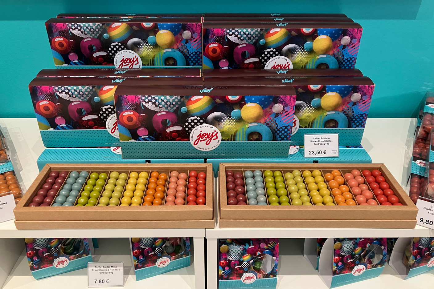 Round, colourful chocolates with a crunchy hazelnut core are available in every colour of the rainbow. Photo: Lydia Linna/Maison Moderne