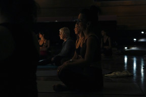 The Sunset Rooftop Yoga + Live Music event took place on 3 June 2026 at the Draï Eechelen Museum. (Photo: Virginie Willemet/Vyou)