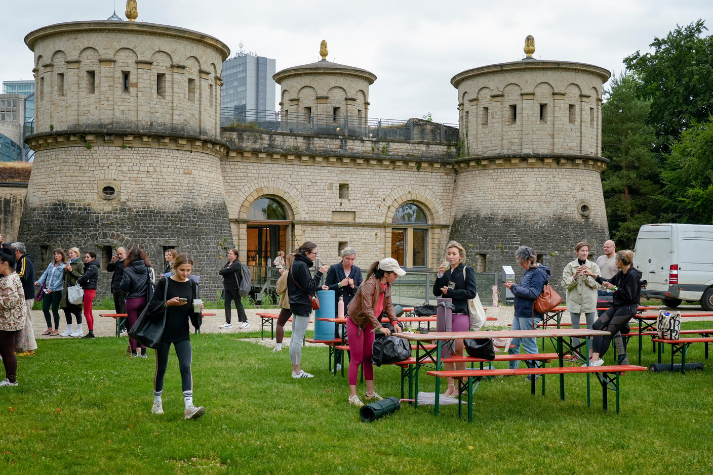 The Sunset Rooftop Yoga + Live Music event took place on 3 June 2026 at the Draï Eechelen Museum. (Photo: Virginie Willemet/Vyou)