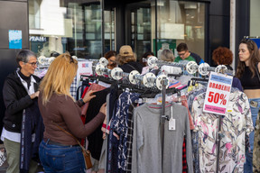 Shoppers and stallholders are seen in Luxembourg City-Centre during the braderie (street market), 4 September 2023. Photo: Romain Gamba / Maison Moderne