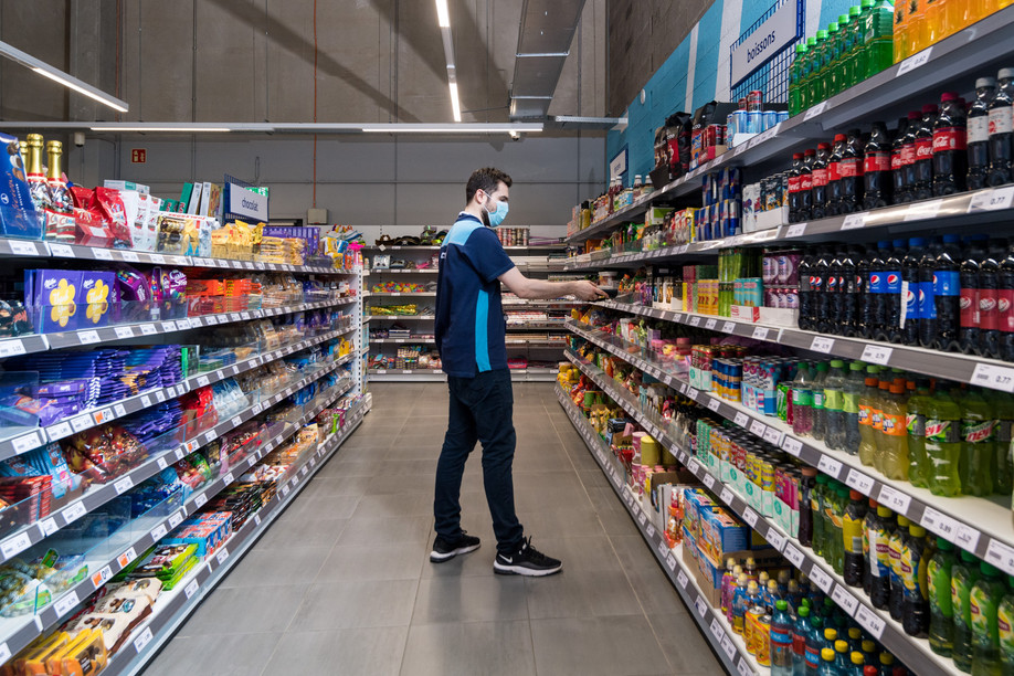 Reducing the intensity of light in supermarkets before customers arrive is one of the recommendations made by the Flad trade group to help reduce energy consumption in Luxembourg. Photo: Nader Ghavami/Maison Moderne