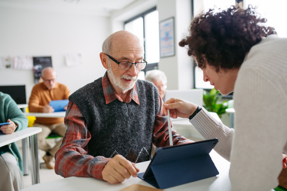 Le plan présenté par le gouvernement cible particulièrement les seniors. Des formations de groupe ou individuelles leur seront proposées pour apprendre à utiliser les outils numériques, MyGuichet ou encore l’intelligence artificielle. (Photo: Shutterstock)