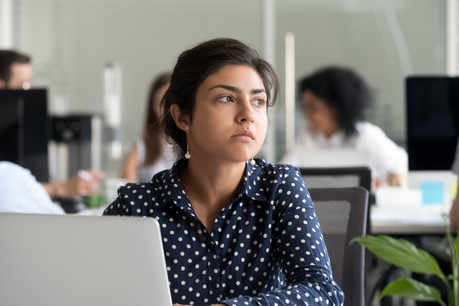 Si la surqualification est un phénomène généralisé dans l’UE, il touche bien plus les migrants (surtout ceux issus d’États tiers) que les nationaux, et en particulier les femmes et les travailleurs plus âgés. (Photo: Shutterstock)
