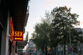 Dans ce quartier très cosmopolite cohabitent des sex-shops et des écoles, distants de quelques mètres seulement. (Photo: Maison Moderne)