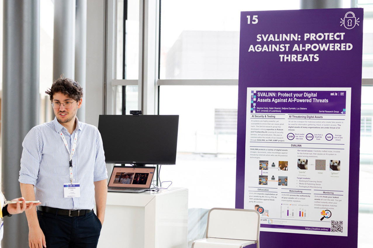 En compagnie de Maxime Cordy, Salah Ghamizi et Salijona Dyrmishi, Luc Stebens a présenté le projet Svalinn qui vise à protéger les actifs numériques contre les attaques alimentées par l’IA. (Photo: Christian Wilmes/Université du Luxembourg)