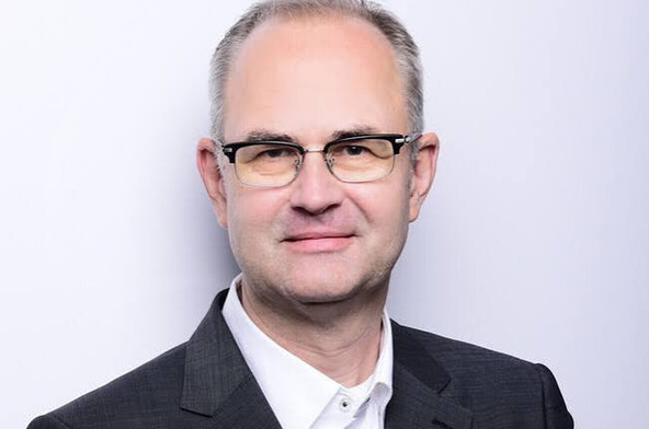 La nouvelle coopérative européenne sera dirigée par Henning Vollbehr. Jusqu’ici managing director de Swiat, il quitte la fintech allemande pour prendre la direction de RL1, matérialisant ainsi la séparation entre la gouvernance du réseau et son principal fournisseur technologique. (Photo: Swiat)