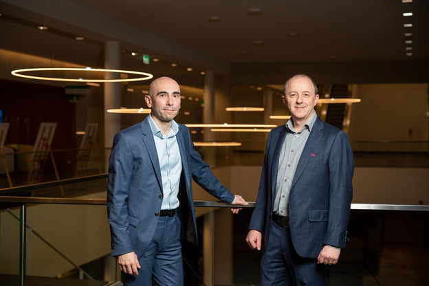 Pour Dave Sparvell (à droite) et Nestor Verrier, la mise en commun des forces et de l’expérience respectives des deux entités va permettre à Swissquote Bank Europe de devenir le leader des services d’investissement numérique au Luxembourg. (Photo: Romain Gamba/Maison Moderne)