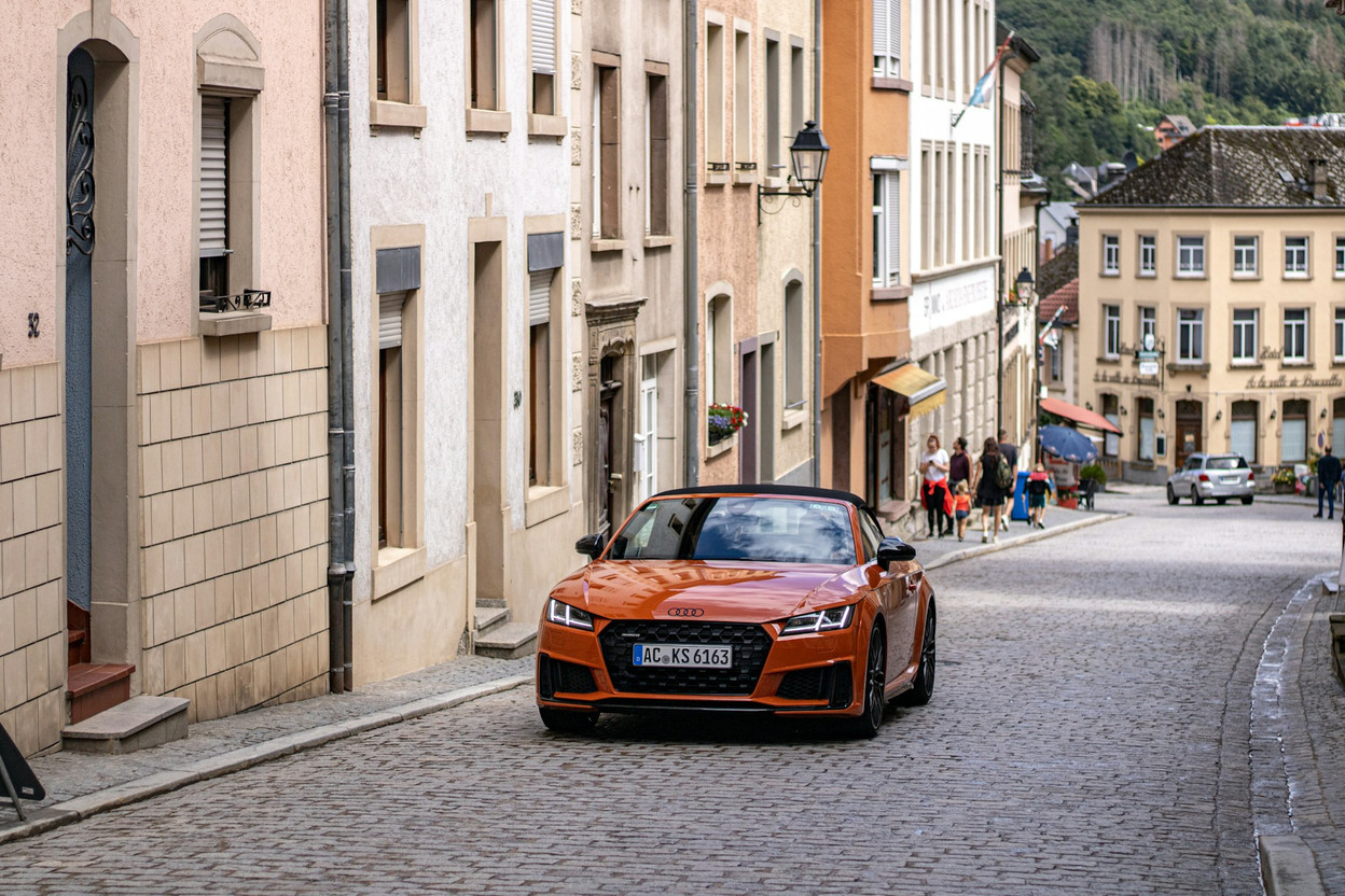 Make sure your driver license and car registration are up-to-date after moving to the grand duchy. Photo: Manu/Unsplash