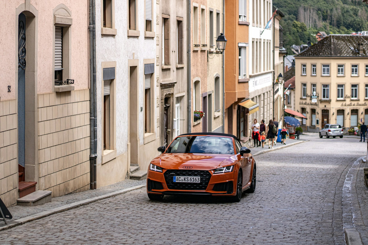 Make sure your driver license and car registration are up-to-date after moving to the grand duchy. Photo: Manu/Unsplash