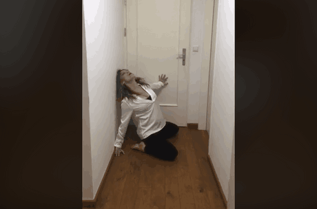 L’artiste incontournable de la scène luxembourgeoise a proposé plusieurs mouvements inspirés du confinement et exécutés depuis un couloir étroit. (Photo: Capture d’écran/Facebook)