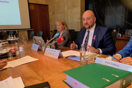 Étienne Schneider soutient les recommandations de Marie-Lise Lair pour assurer la pérennité du système de santé luxembourgeois. (Photo: Paperjam)