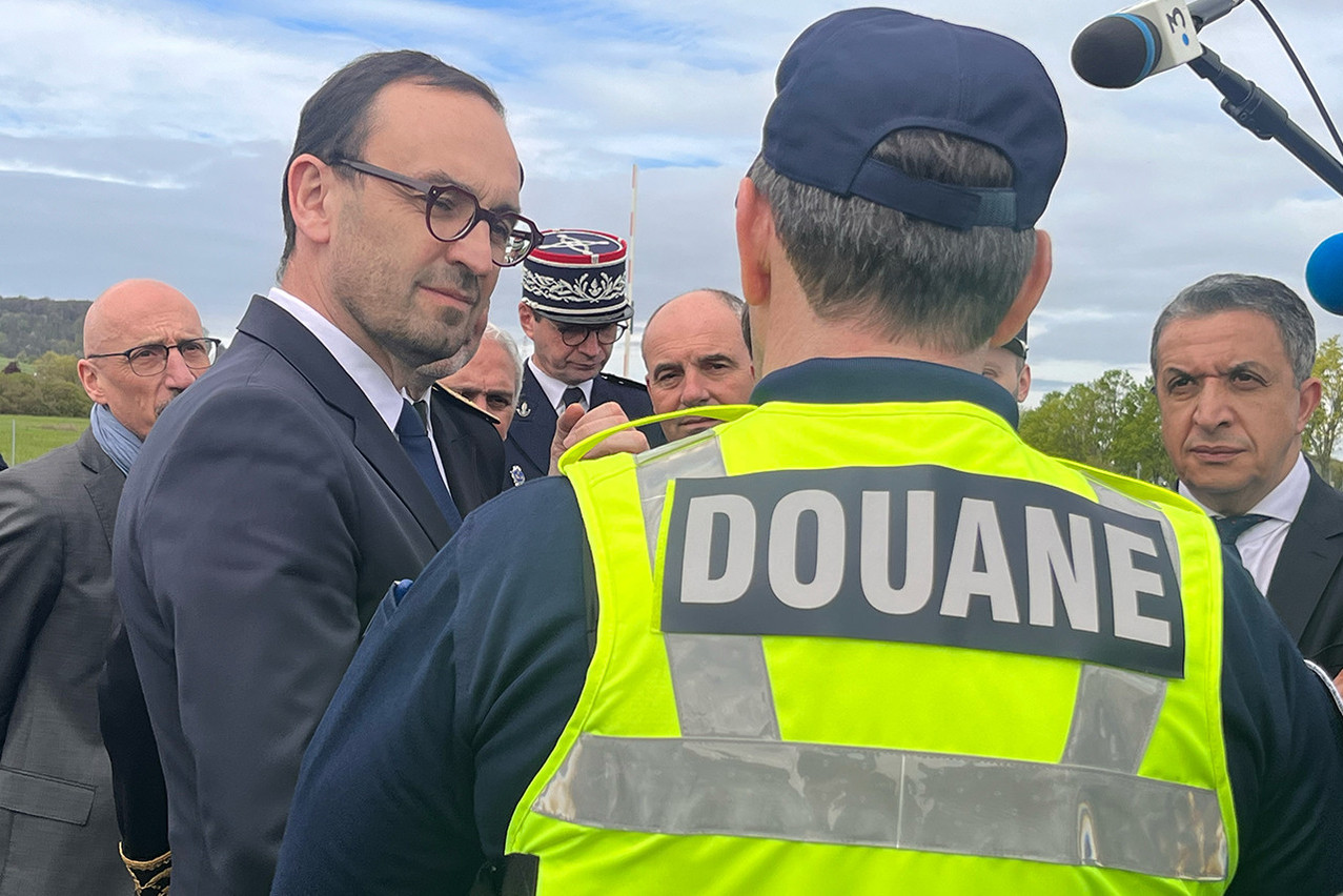 Le ministre français délégué aux Comptes publics, Thomas Cazenave était en Moselle ce jeudi 11 avril. Il a rencontré une délégation de buralistes, ainsi que les douaniers de Thionville. (Photo: Maison Moderne)