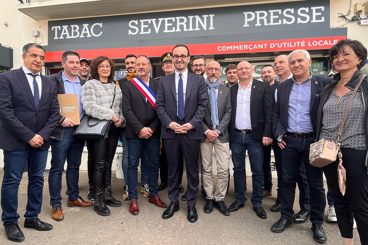 Des buralistes de la région ont rencontré le ministre français dans la commune d’Hombourg-Budange, dans l’établissement de Jean-Michel Severini. (Photo: Maison Moderne)