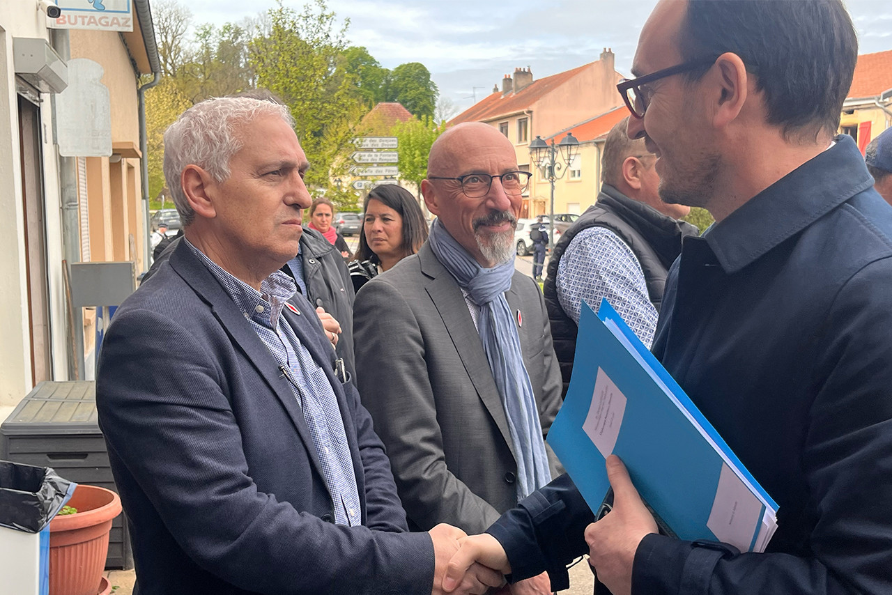 Le président de la Fédération des buralistes de Moselle, Antoine Palumbo (à gauche), dit interpréter cette visite du ministre comme le signe d’ «un passage à l’action». (Photo: Maison Moderne)