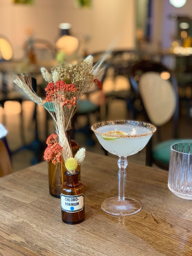 Des cocktails savamment préparés et une décoration soignée plongent immédiatement dans l’ambiance chaleureuse de Madame Jeanette. (Photo: Maison Moderne)