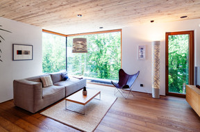 Thanks to the bay windows, the relationship with nature is very much in evidence. Photo: Camille Dengler