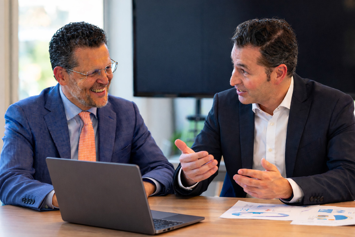 Adel Nabhan, directeur du Paperjam Club, et Antoine Rech, directeur de l’Essca Luxembourg, ont signé un partenariat visant à renforcer l’accès des entreprises à des programmes de formation certifiants et à des dispositifs d’Executive Education.  (Photos: Paperjam. Photomontage: Paperjam)
