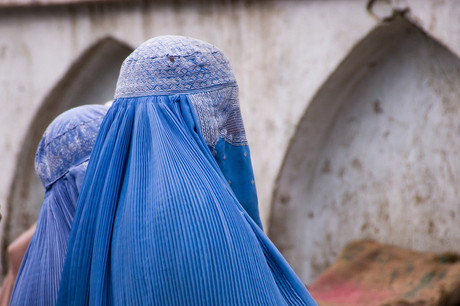 Un ami a prêté à Laila une burqa à porter afin qu’elle puisse sortir de chez elle. Une humiliation imposée par les talibans, selon cette mère de deux jeunes enfants. (Photo: Shutterstock)