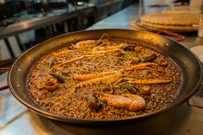 Paella marinera, the culinary symbol of Valencia, prepared with bomba D.O. Valencia rice, cuttlefish, squid, prawns, clams and mussels. The chef and his brigade master the cooking to perfection: melt-in-your-mouth, fragrant and seared just right. Photo: Podenco