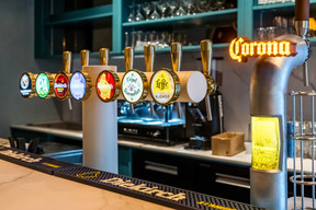 At Compañero, the atmosphere is resolutely Spanish: we share tapas and chilled rubias all day long. Photo: Compañero