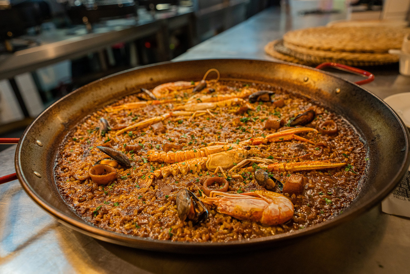 Paella marinera, the culinary symbol of Valencia, prepared with bomba D.O. Valencia rice, cuttlefish, squid, prawns, clams and mussels. The chef and his brigade master the cooking to perfection: melt-in-your-mouth, fragrant and seared just right. Photo: Podenco