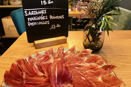Au Pas Sage, le jambon Bellota est choisi avec soin et découpé sur place par le chef Sergio Villada. (Photo : Maison Moderne)
